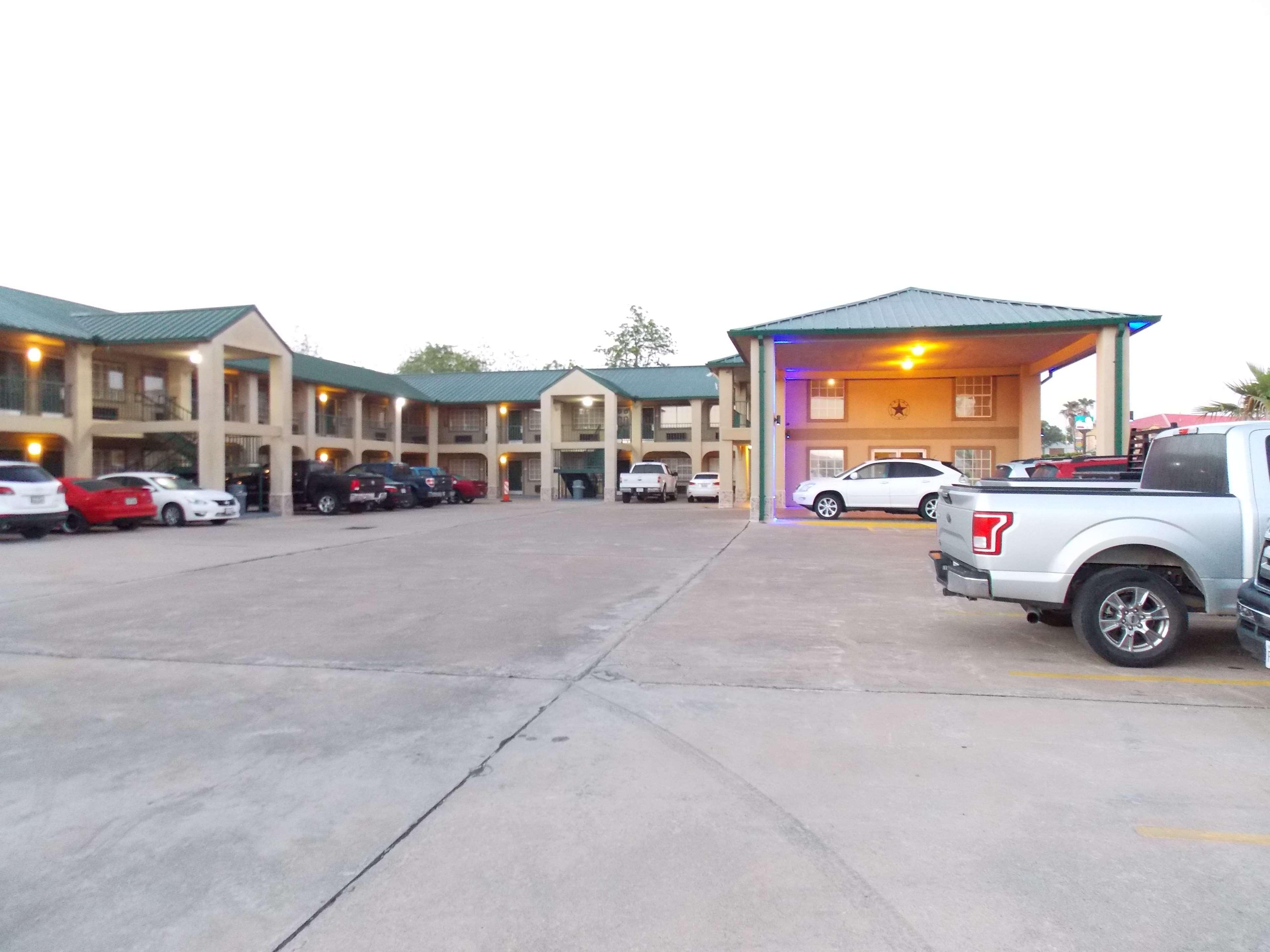 ベストウェスタン エグゼクティブ イン Hallettsville エクステリア 写真