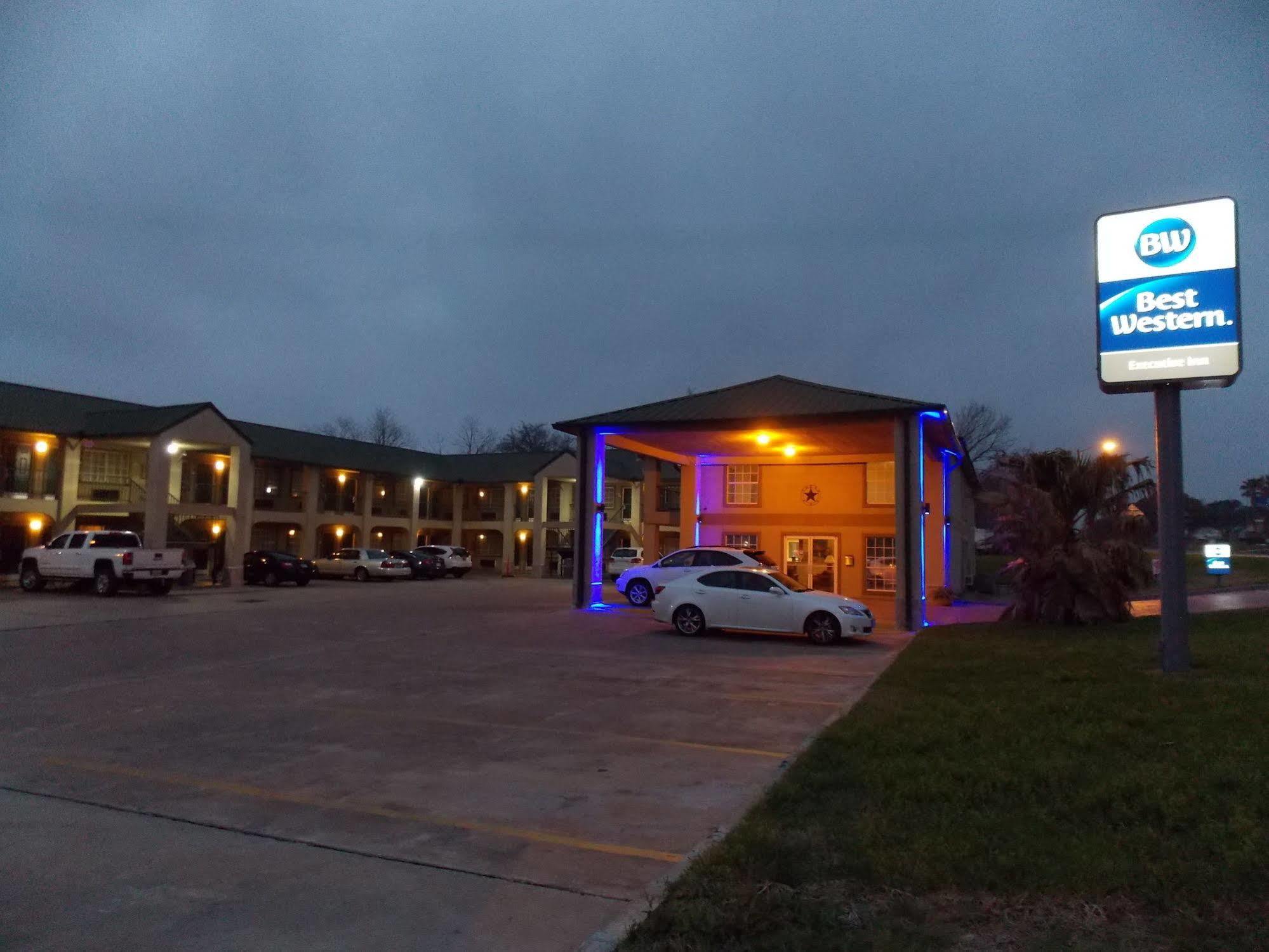 ベストウェスタン エグゼクティブ イン Hallettsville エクステリア 写真
